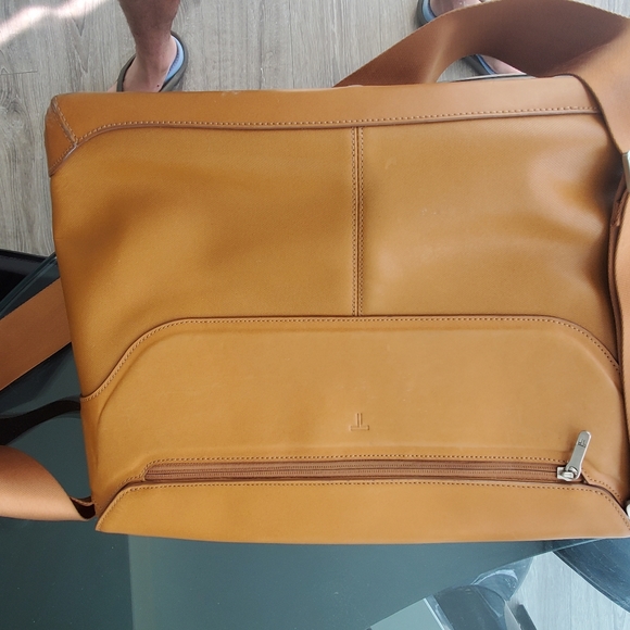 Tumi over the shoulder business case - Picture 2 of 6